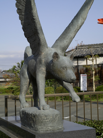 羽犬の像