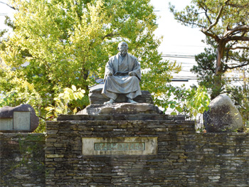 坂本繁二郎銅像